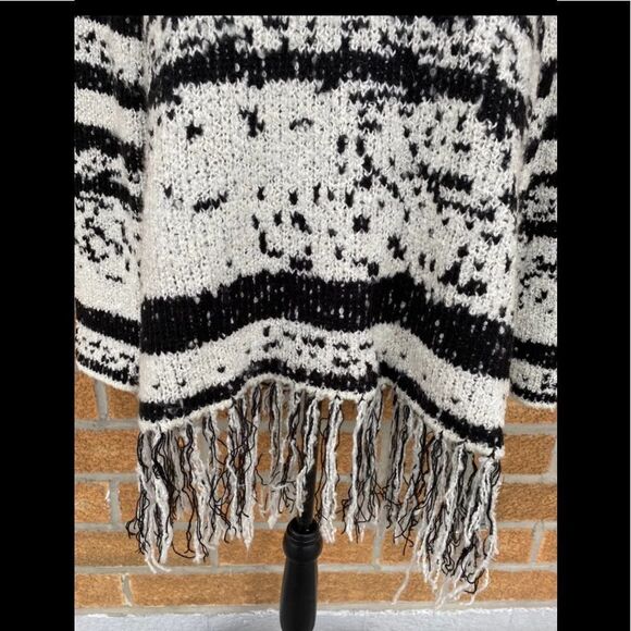 Willow & Clay
Fringed-Trim Cowl-Neck Sweater - Picture 4 of 11